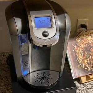 Keurig coffeemaker touchscreen + coffee pod drawer